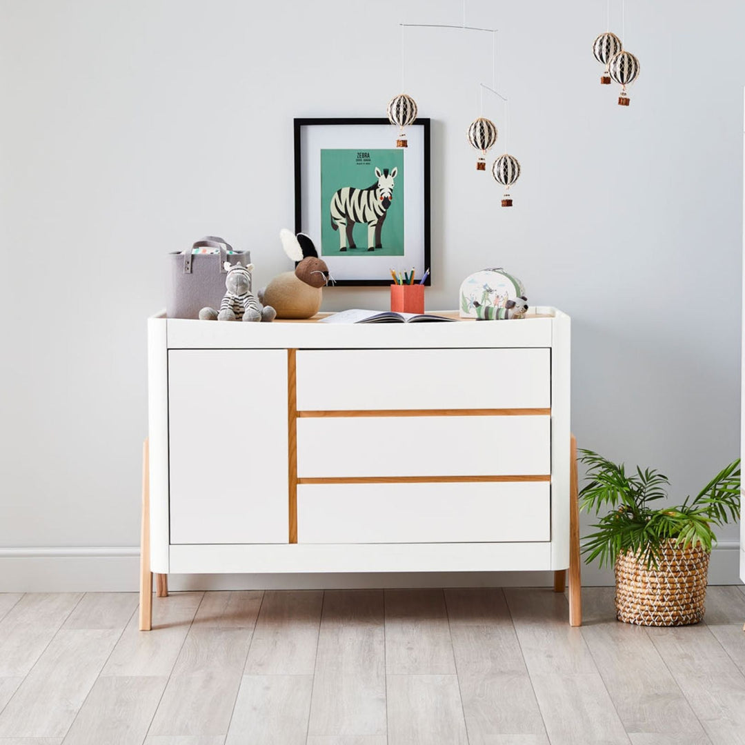 Gaia Baby Hera Dresser in Natural white and Oak. A Solid wood white dresser with three drawers and a side cabinet.
